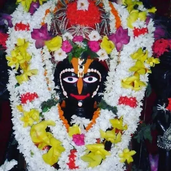 The garlanded deity, daily worship at the sanctum
