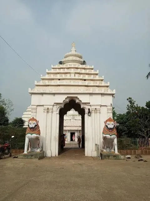 The temple gateway, flanked by guardian lions
