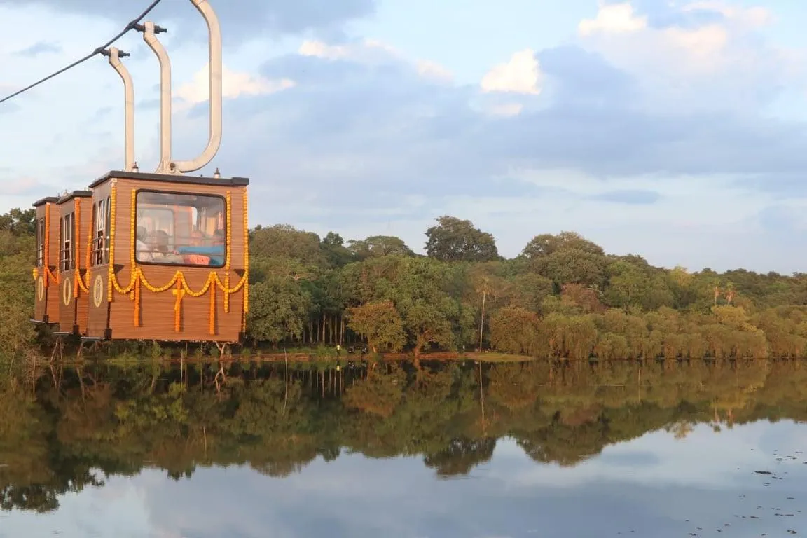 The ropeway crossing over Kanjia Lake